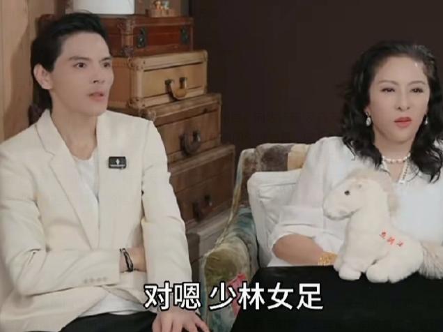 “《功夫女足》，建议大家别去看。”七月直播间里，向佐这句“反向安利”刚出口，旁边