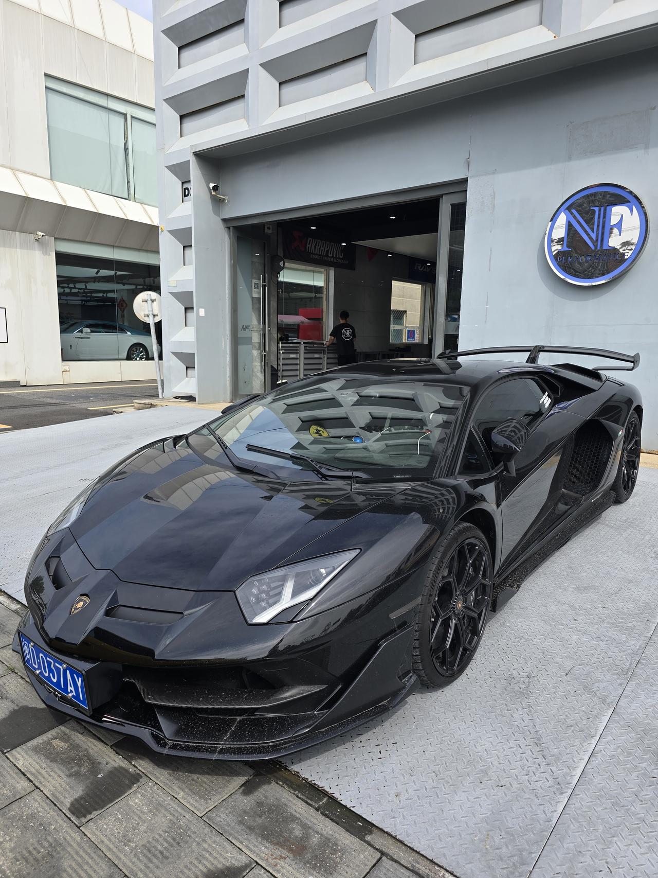 兰博基尼AventadorSVJ，770匹V12自吸，纽北封神的限量旗舰蛮牛。