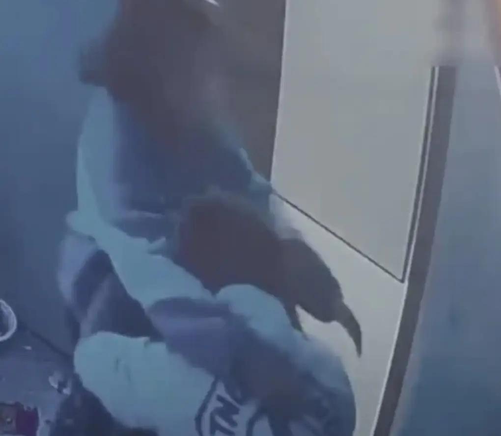 湖南岳阳，网吧内脱裤猥亵小伙的女子是个惯犯，她多次溜进网吧内骚扰其他男子，做着同