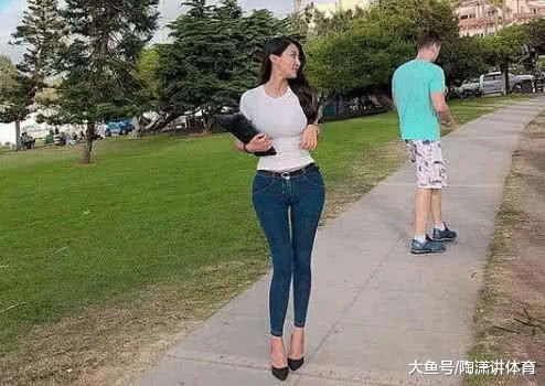 31岁女子沙漏型身材引人侧目, 童颜翘臀让人误以为是20岁少女