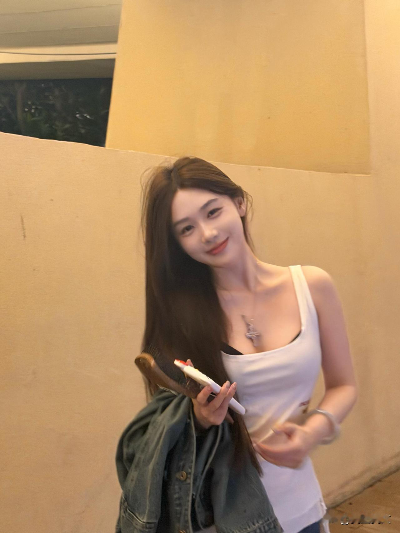 夜晚的街拍，微笑的少女，时尚穿搭