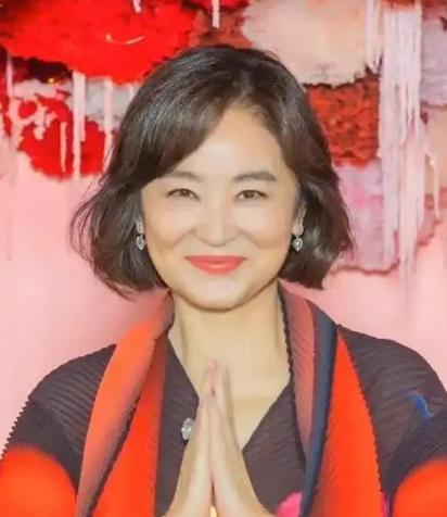 林青霞，冲上热搜。7月20日，谢贤去世后，他的好友林青霞突然冲上了热搜。港媒曝