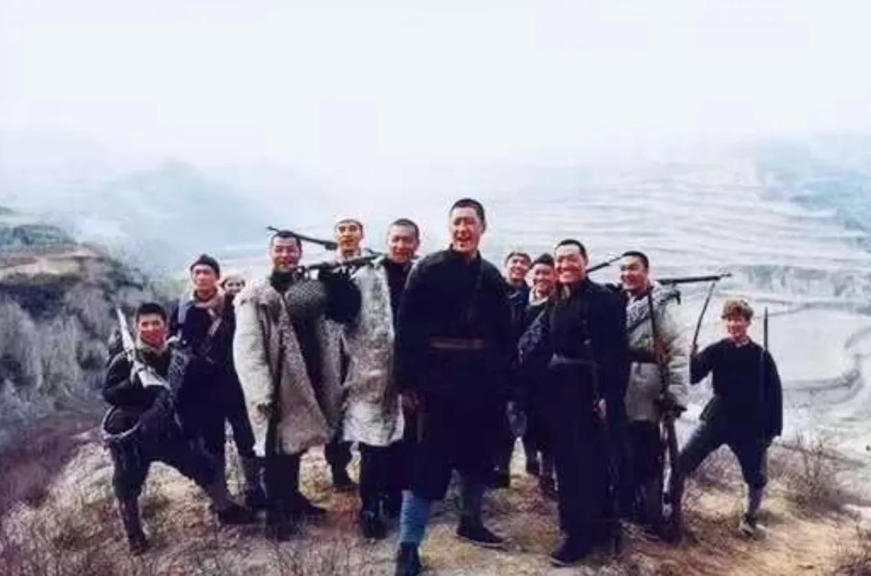 1942年，长工康有富，刚进入地主康锡雪儿媳房中，就被堵在门口。康有富苦苦求饶，