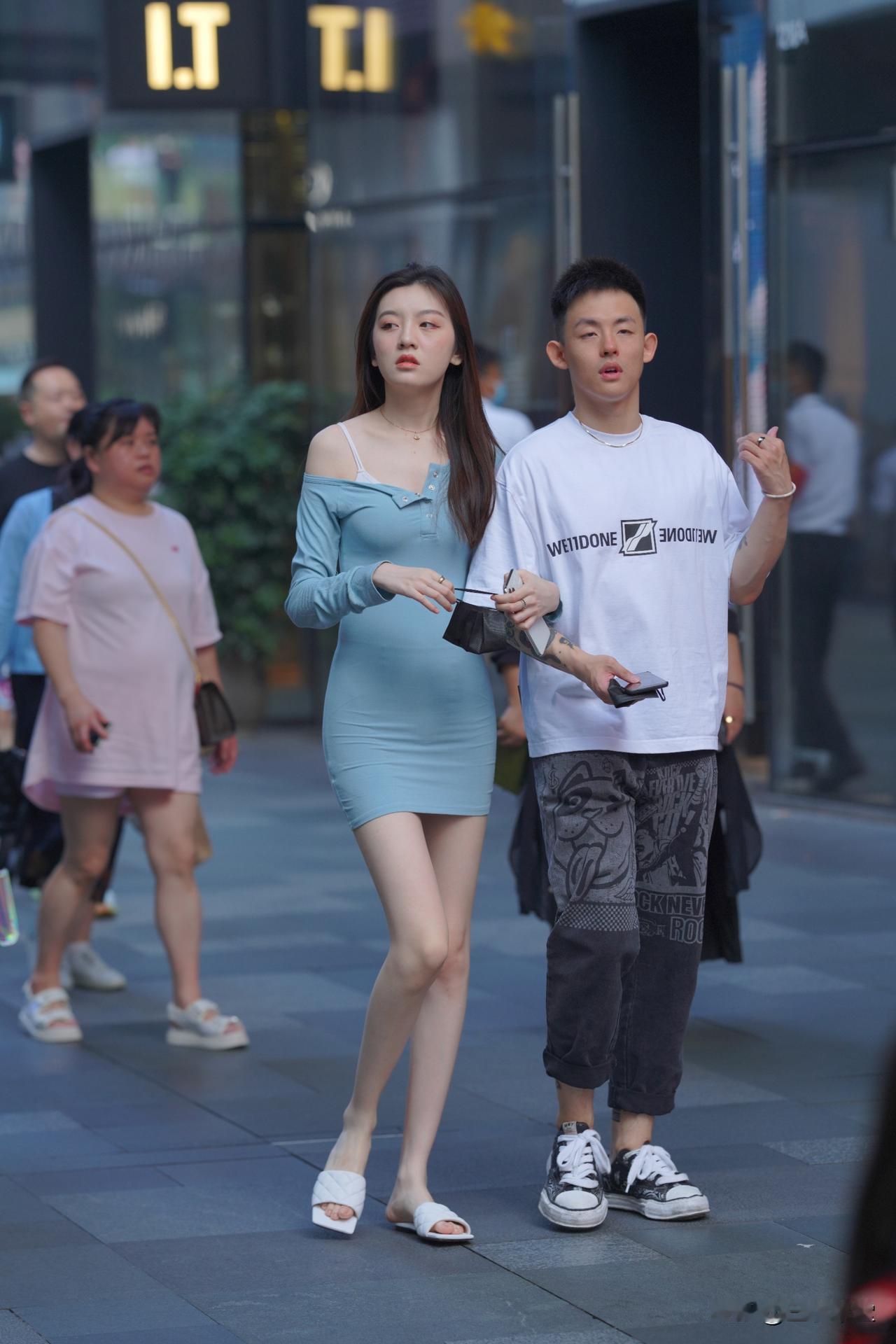 今天又遇到了一个以行走的画板为生的人,连走路都这么有艺术感!分享街拍小姐