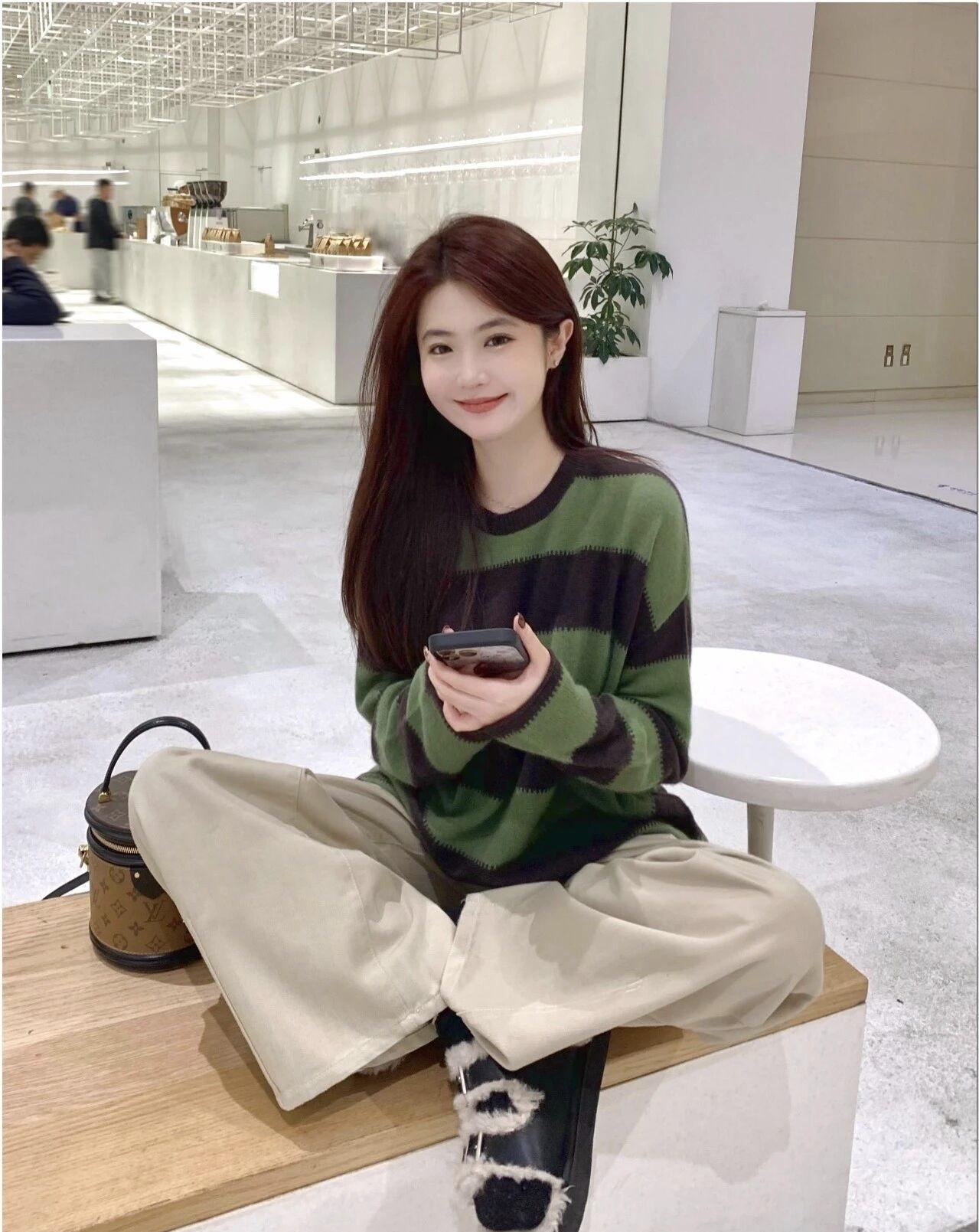 条纹毛衣和松弛感周末最配啦，随手拍都是温柔氛围感～