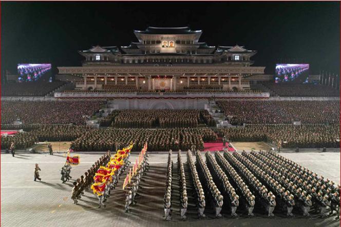 白俄：大哥！93阅兵我必须来！熊猫：谁说必须了？白俄：我儿子都在你们北大念