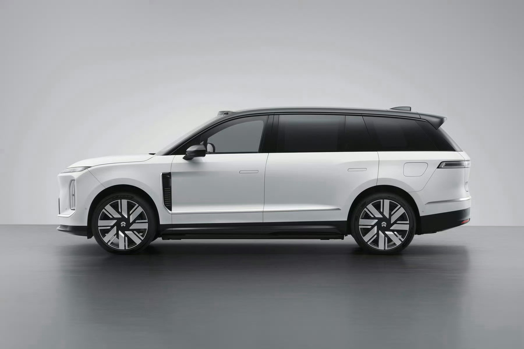 尺寸最大的三台国产SUV红旗金葵花国耀：5695mm仰望U8L：5400mm蔚来