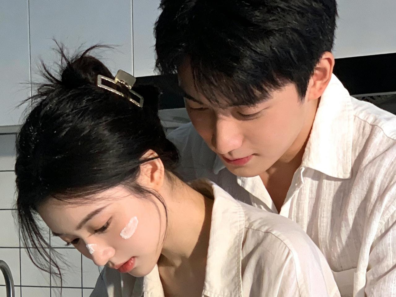 自己出生在不吃辣的地方，然后来到一个爱吃辣的城市。现在俩小孩一个爱吃辣另外一个