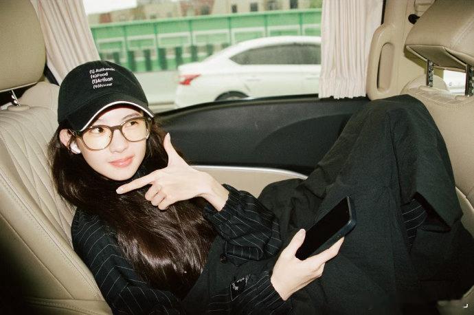 张艺凡用手语和聋哑观众交流聋哑观众来看电影，可能只是想在精神上靠近一点。但张艺