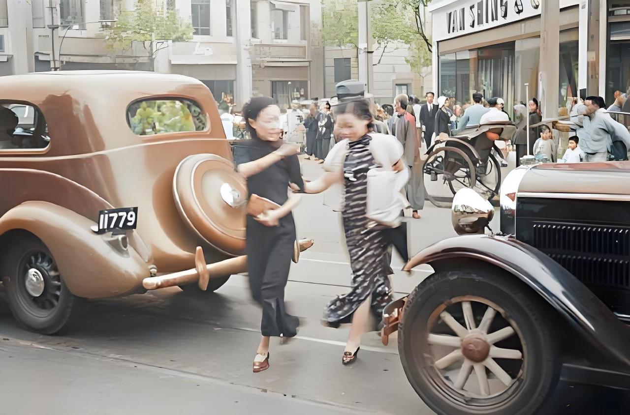 这张老照片特有意思，把1937年上海的日常街景拍得清清楚楚。街上老汽车、黄包车和