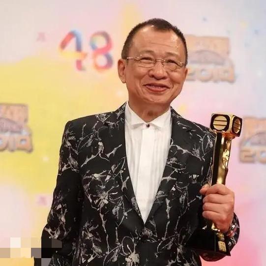 查了下许绍雄这人,别看他牛,身上却有个“毛病”,老一辈的香港艺人大多数都有,