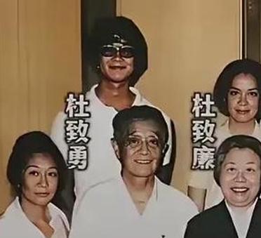 最搞笑的是1990年电影《开国大典》在香港上映，当时杨振宁夫妇正好在香港讲学，特