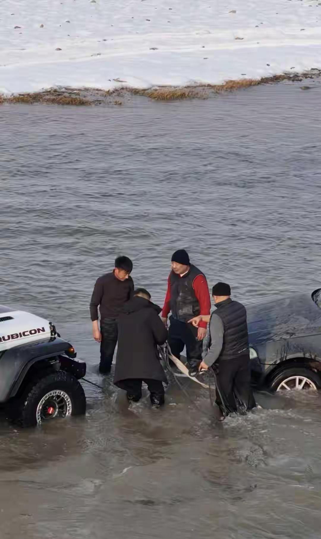 胖东来老板跳进冰水捞车：全网点赞的“热搜3分钟”，撕开普通人最痛的一道口子