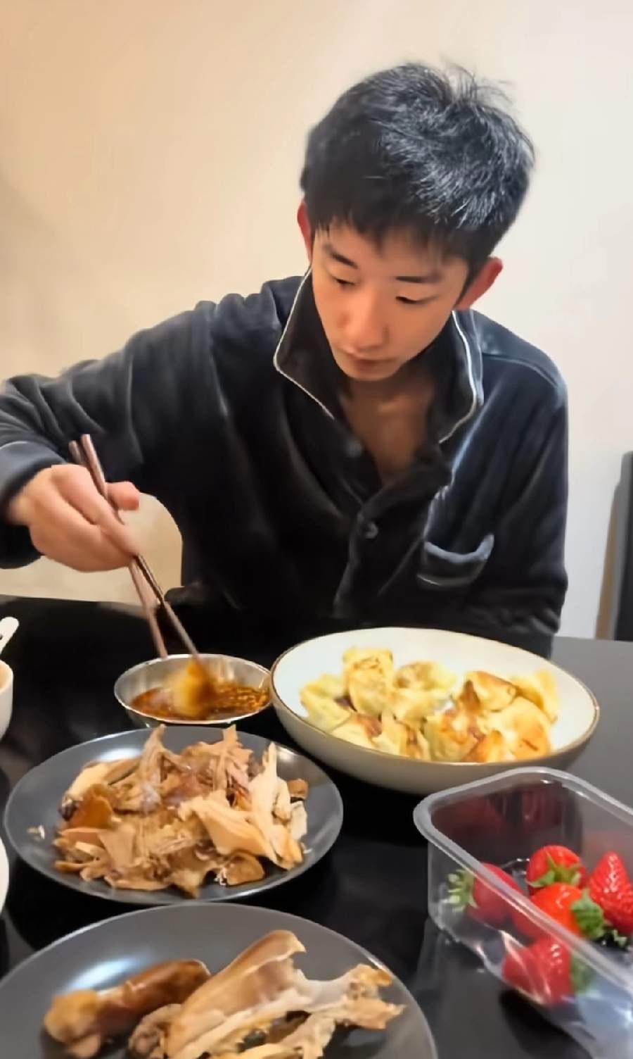 吴宜泽决赛前，在英国与父亲一起吃饭，父亲为儿子准备了几个家乡菜，手撕的烧鸡，煎饺