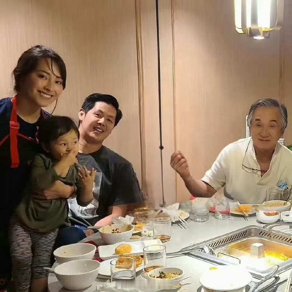 71岁成龙加拿大与友人吃海底捞，戴着老花镜夹菜，看酸了多少人！​​​​