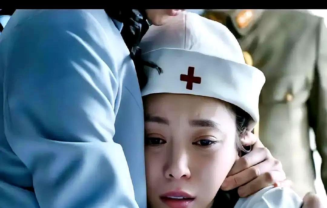 8000万次点击只为看他咽气码头枪响那刻，弹幕像雪崩。井上镰仓欺压慧慧三年