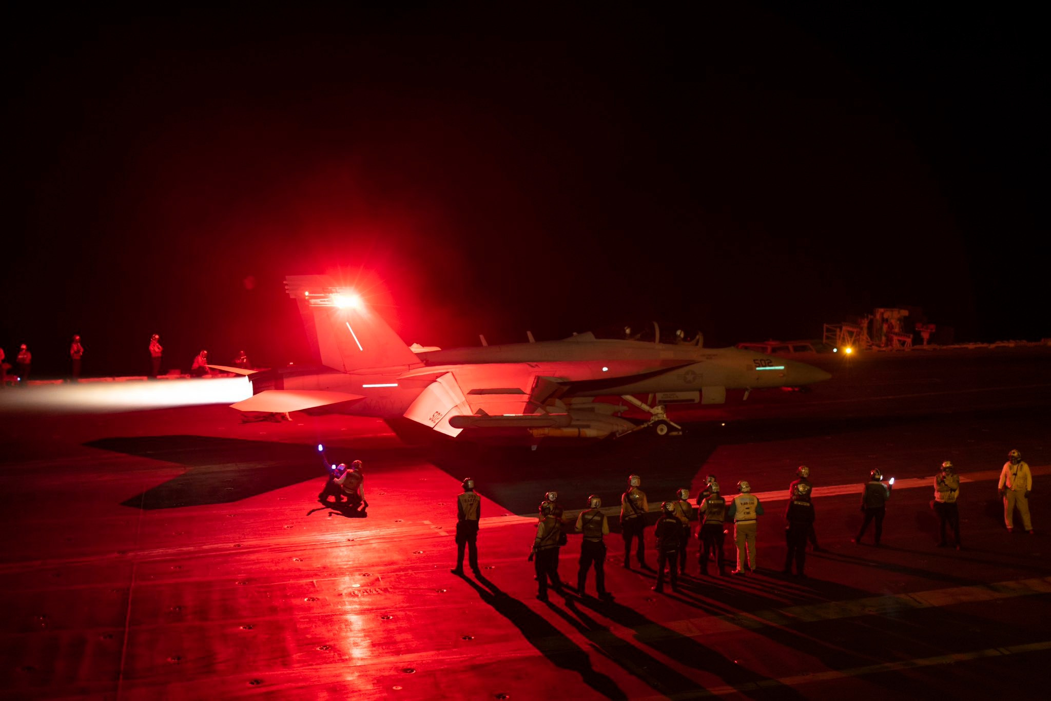 夜色下的卡尔文森号