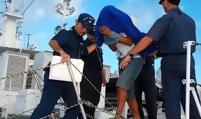 日本疯狂试探！突袭中国渔船！47岁船长被逮捕！中方火速回击！2月12日，日本水产