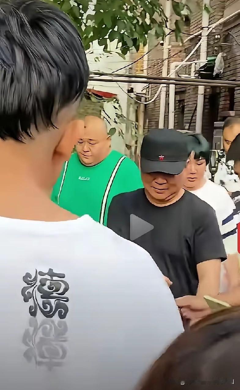 郭德纲风波后低调露面，帽子上红五星引热议，别对穿搭过度解读！风波之后，郭德