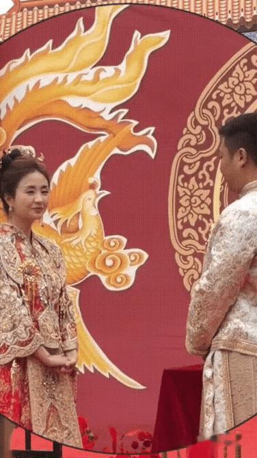 五一婚礼上，新娘突然笑个不停，司仪都懵了。这到底是咋回事？五一婚礼真是扎堆，有
