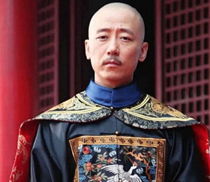 康熙年间，大臣尹泰家中，府里的丫鬟徐氏被尹泰强行临幸，之后依旧备受冷遇。虽生下儿