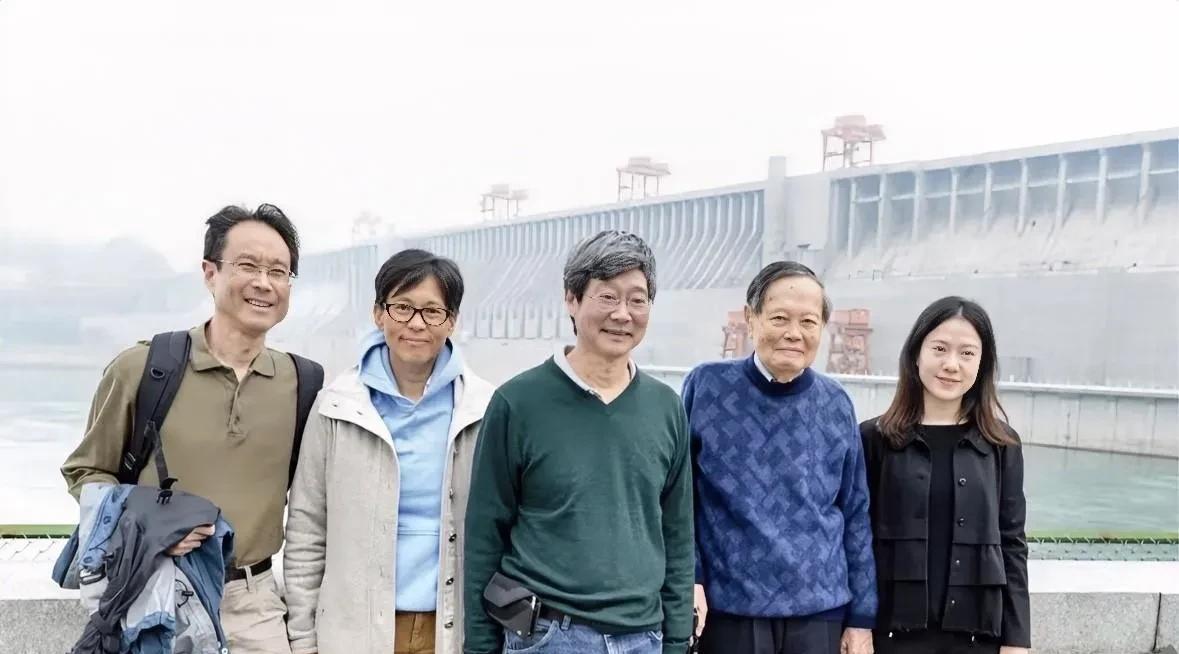 翁帆和杨振宁的三个儿女在一起合影，三个儿女都带着眼镜，斯斯文文的，看起来就是作学