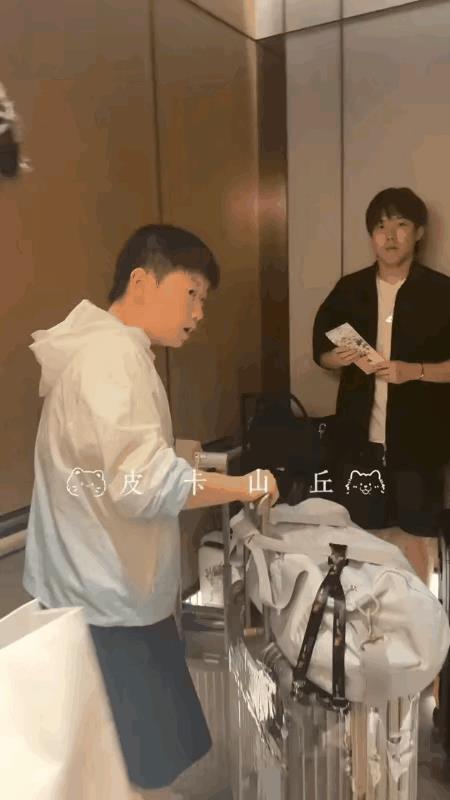 #头号创作者激励计划#笑死了，这个画面是突然见到熟人，一下子手忙脚乱的感觉。