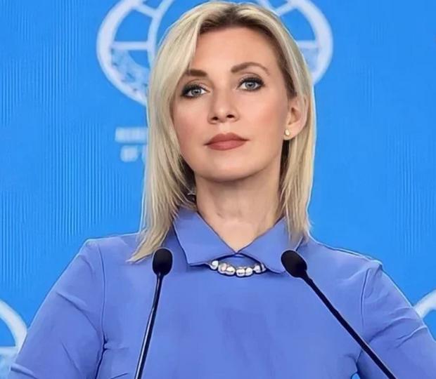 大快人心！看扎哈罗娃如何当面羞辱日本记者。在莫斯科国际关系中心的新闻发布厅里，