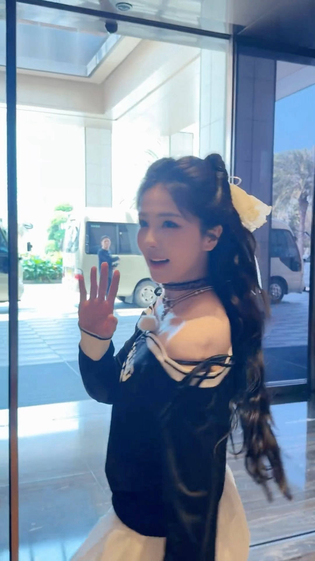 好好好所有人看到这小猫都要热情打招呼哦白鹿可爱小猫出门白鹿猫耳蝴蝶结造型