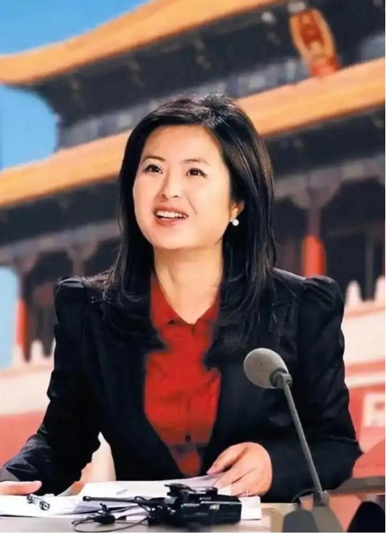 2015年，42岁的央视主持人张泉灵辞去工作后，趁着60岁的丈夫不注意，带着存款