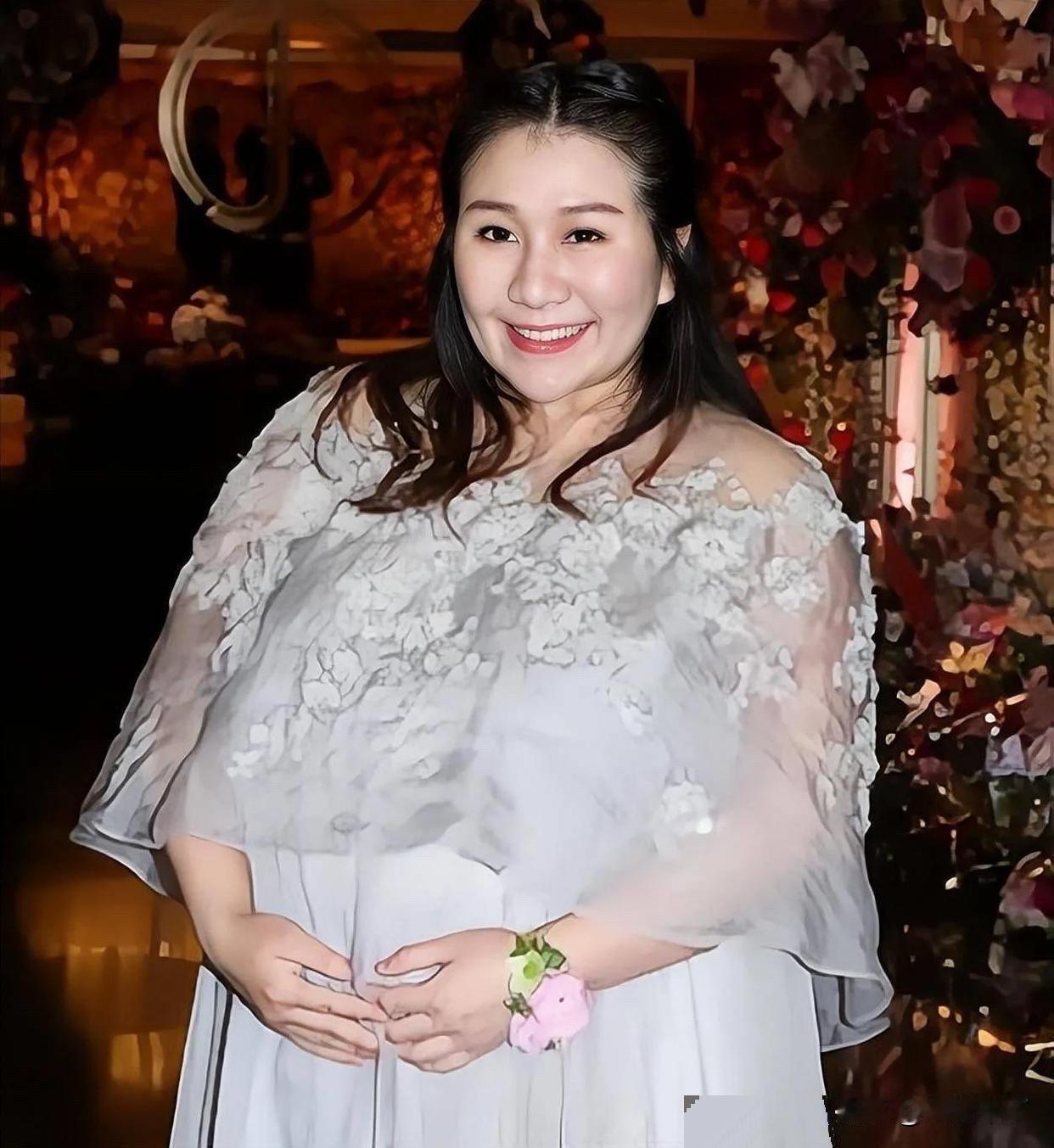 赌王千金何超盈一年减掉100斤，变化惊人。何鸿燊四房长女何超盈，产后体重飙升至