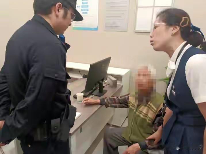 八旬老人卡里有696万养老积蓄想去银行全款取出用来买房，银行工作人员果断拦住，