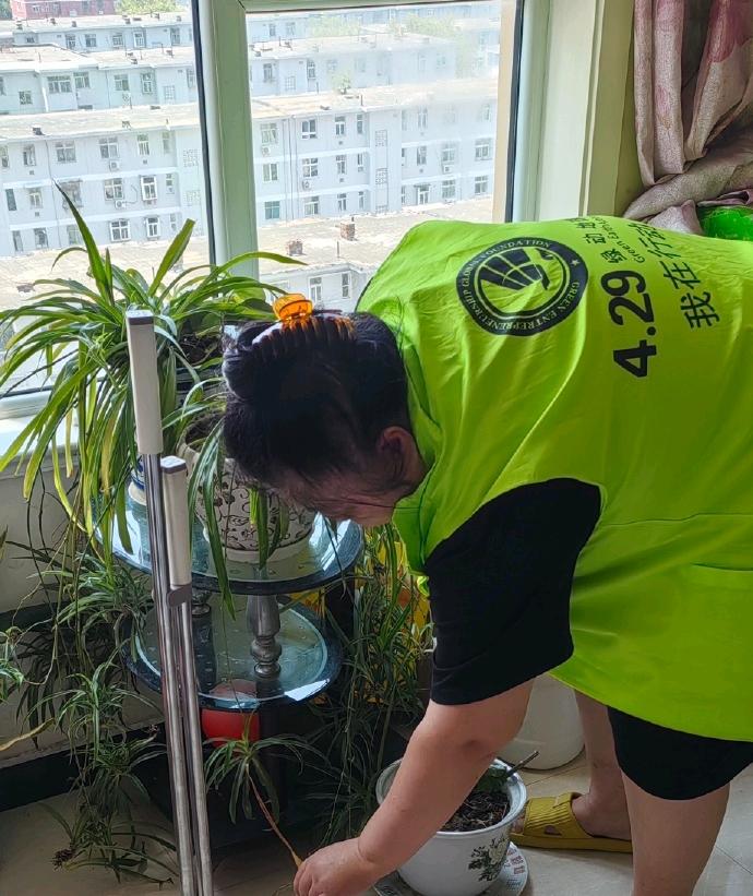 大家发现没有！有些女人整天待在家里，每天早上做早餐、打扫卫生，栽花种草，或者跳