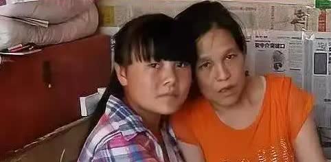 2003年，陕西一女子从破木桥摔下，造成半身瘫痪，丈夫为了还债不得不外出打工，可