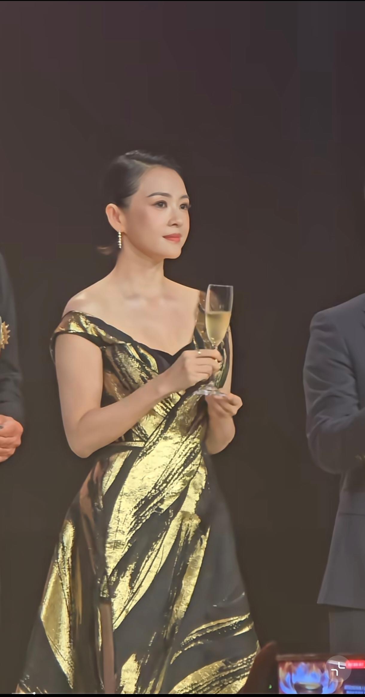 章子怡看成了曾宝仪，她含了两颗核桃吗？珠圆玉润的。比以前干瘦的时候更大气！确实是
