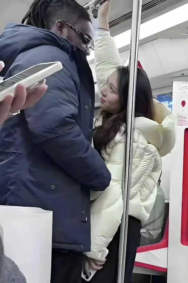 只是在公交车上遇上老嘿，她瞬间就不淡定了。眼神直愣愣的。刚刚互换了微信，满脸