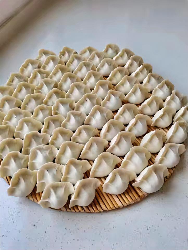 今天我发工资了，发了4000元。同事提议说每人出200元去聚餐，我找了个理由没