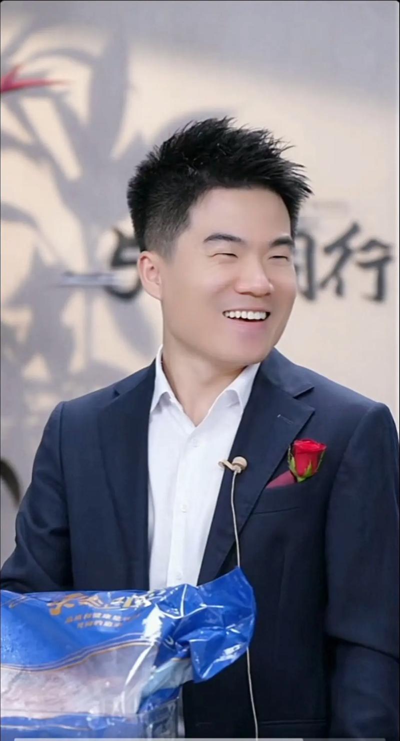 一天，记者问董宇辉：“张雪峰到底靠不靠谱？”董宇辉笑着说：“我不够资历随意评论