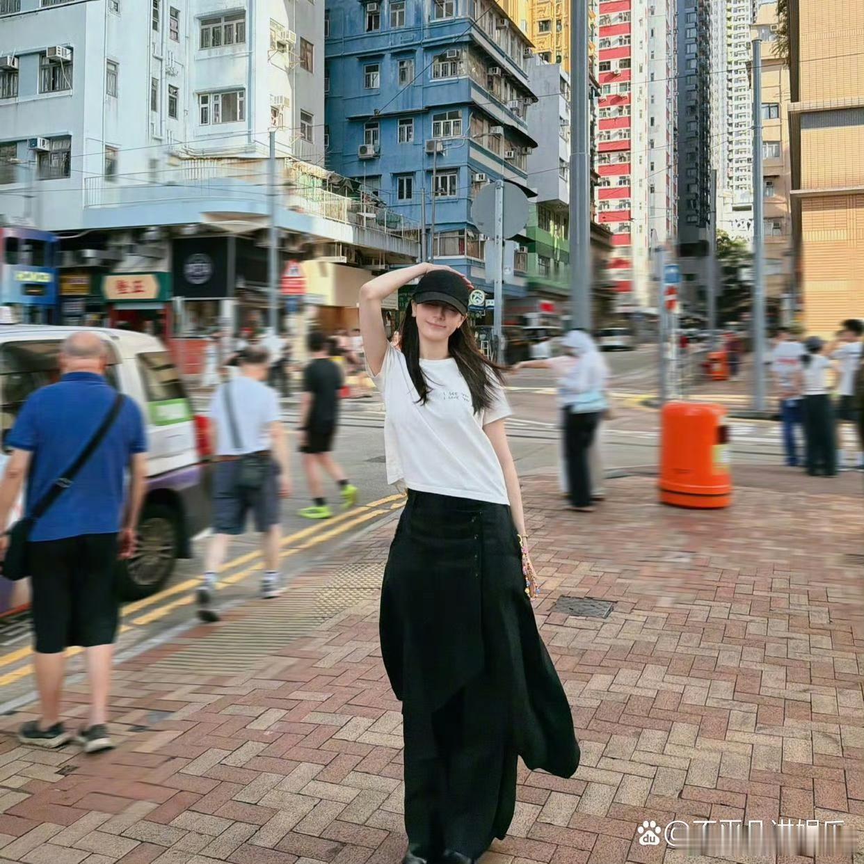 不知道大家有没有刷到迪丽热巴这组香港街头的素颜照片？8月9号她在社交平台发了