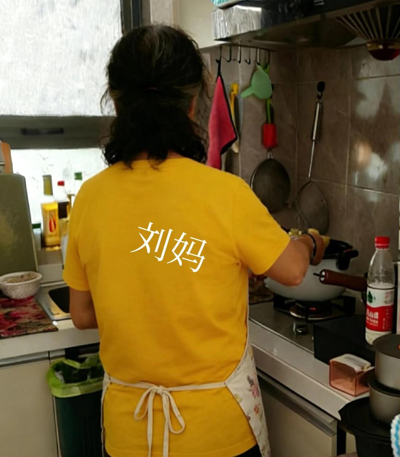 刘妈前天在什么多多拼菜下单的韭菜，4.99一斤。曼沙小市场跟附近超市里都是8块到