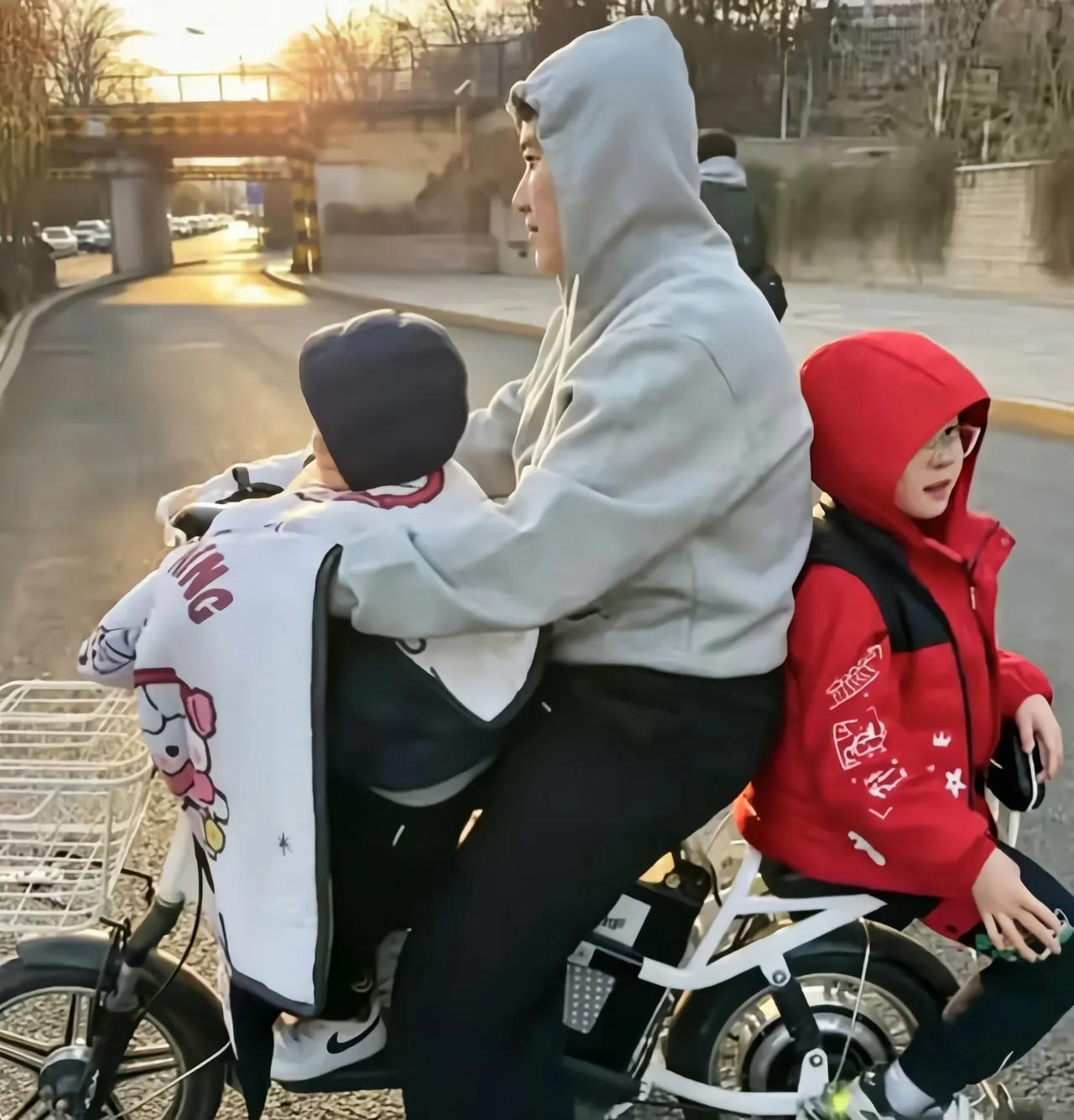 伦敦世乒赛冠军梁靖崑，河北老家住大别墅，和妻儿出门还骑电动车休假时的梁靖崑，被