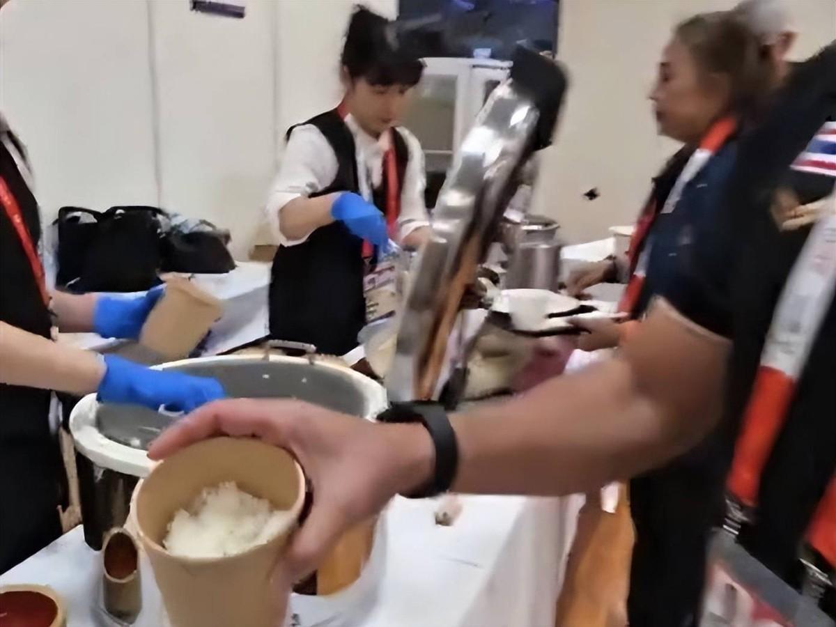 日本亚运会伙食断崖式下降！不少国家运动员开始怀念上一届杭州亚运会的美食，难怪现在