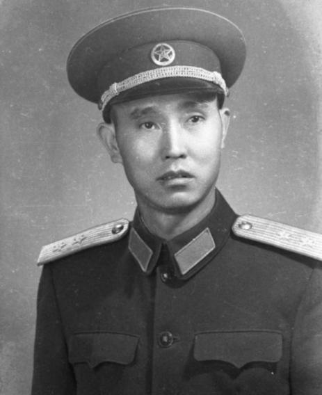1947年，一名解放军师长，大腿根部受伤住院。这时，一19岁女护士来到他的病房，