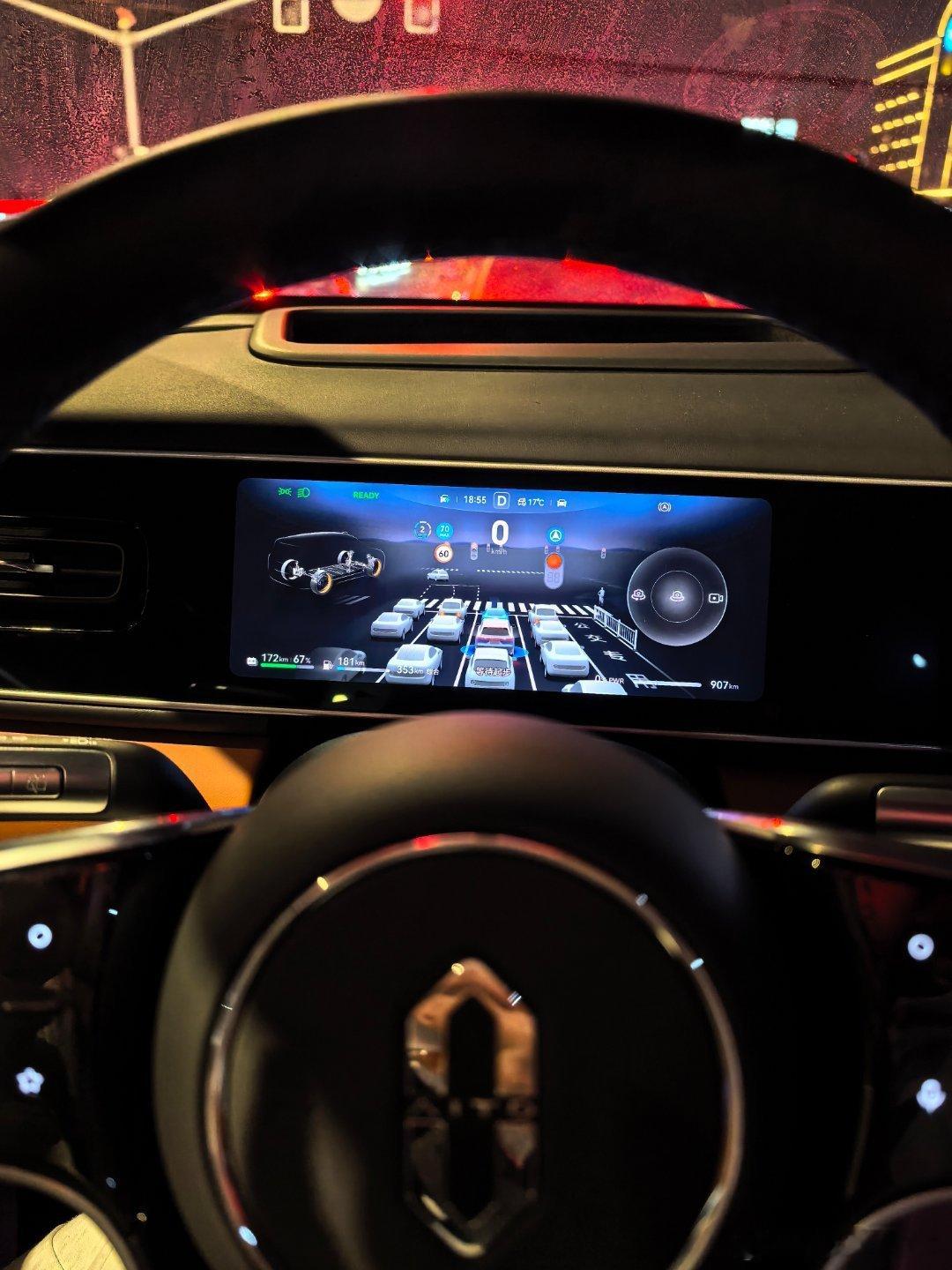 真诚发问大家开智驾的时候，右脚会放在哪里[笑着哭]​​​