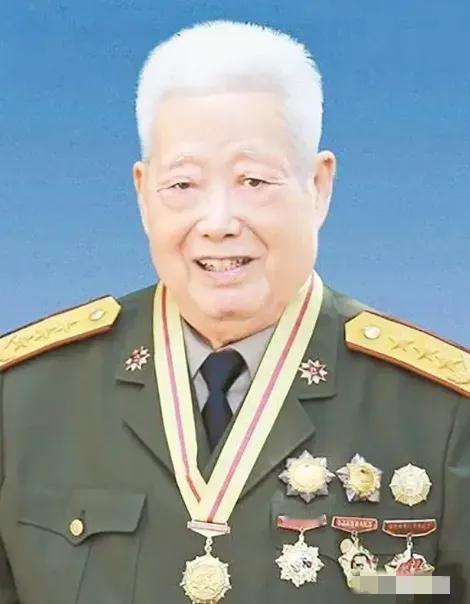 1950年，解放海南时，韩先楚焦急地看着118师的指战员：“谁愿意带队登岛？”下