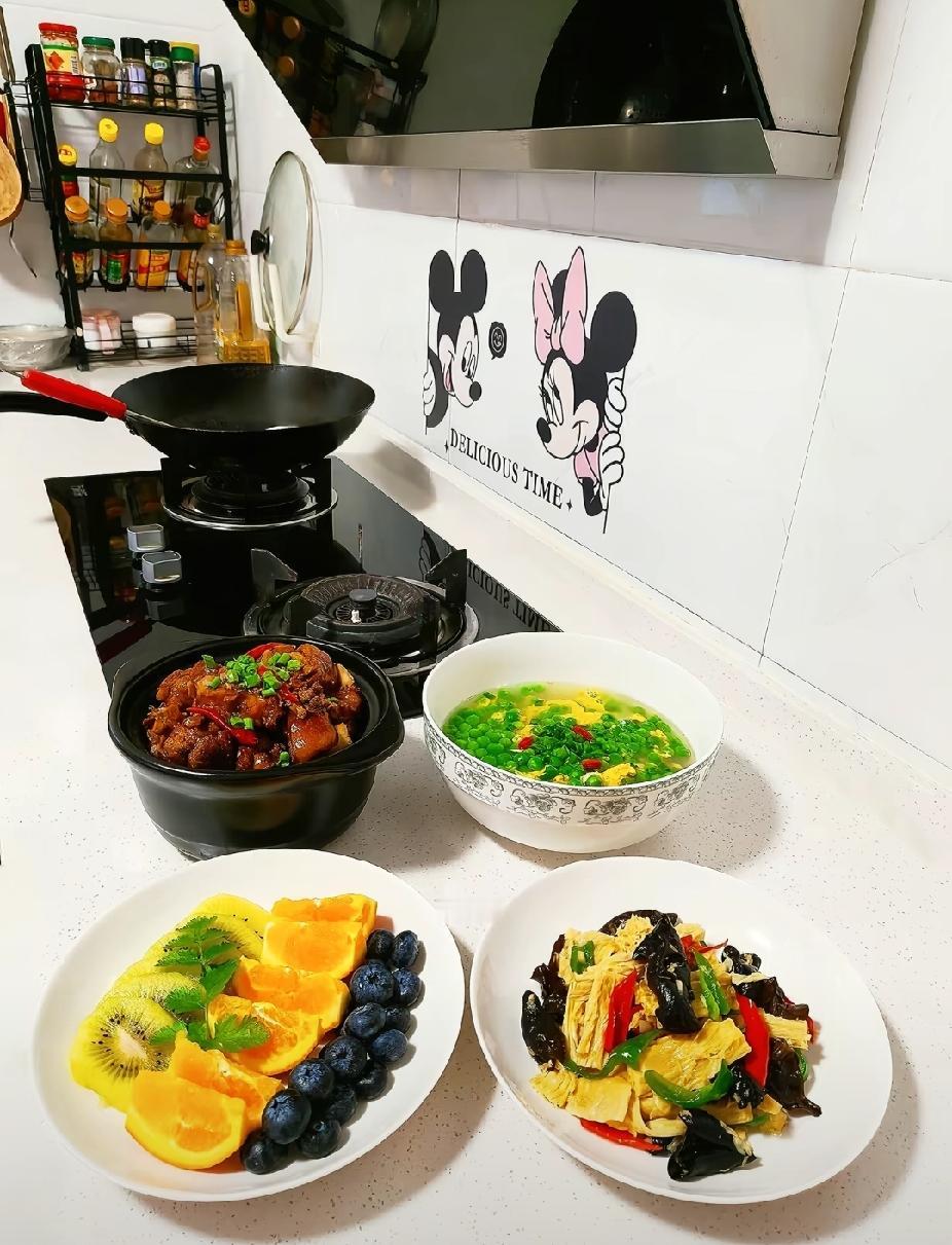 结婚十七年，两地分居了十七年，逢年过节他都回来和家人小聚。老公有个习惯：