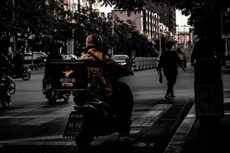 很丢人。从外卖员个人角度看是很丢人的。因为我亲眼看见很多外卖员那青涩又自卑的表情