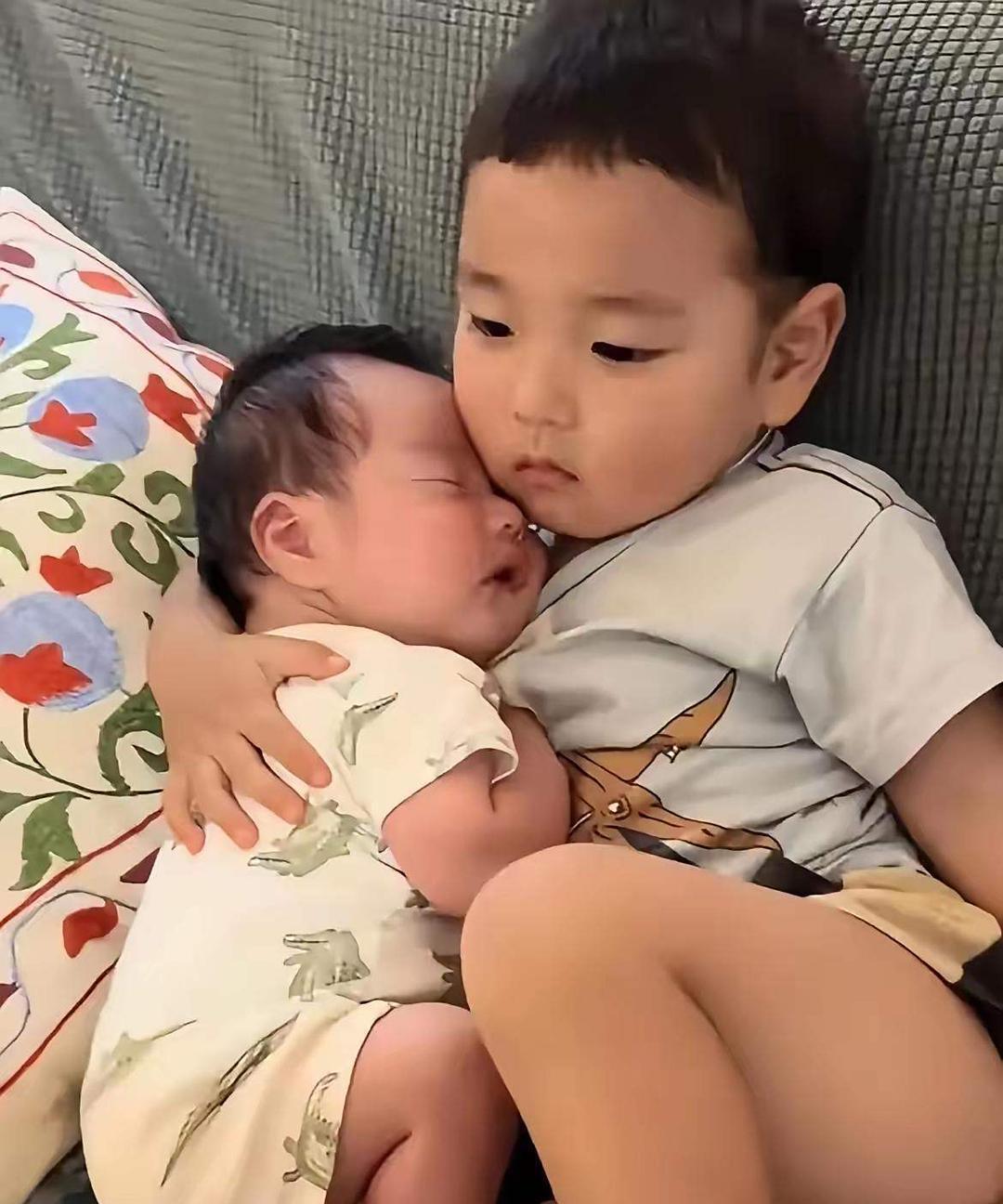 哥哥的担当：大儿子学哄弟弟，手足情深暖人心手足情深，哥哥是弟弟一生的仗势！趁小