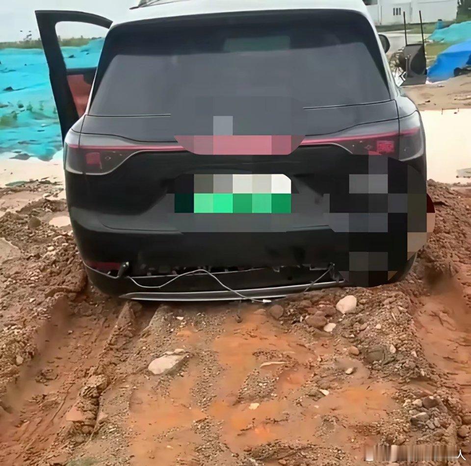 问界M9不慎陷入水泥地，车主借助拖拽钩拖车时，竟把防撞梁拖了出来。要知道，问界M