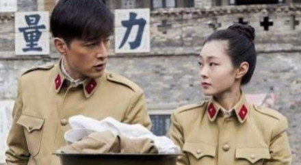 2015年，宋轶拍摄《伪装者》时，有场戏NG了十几次，导演李雪怒气大增，靳东胡歌